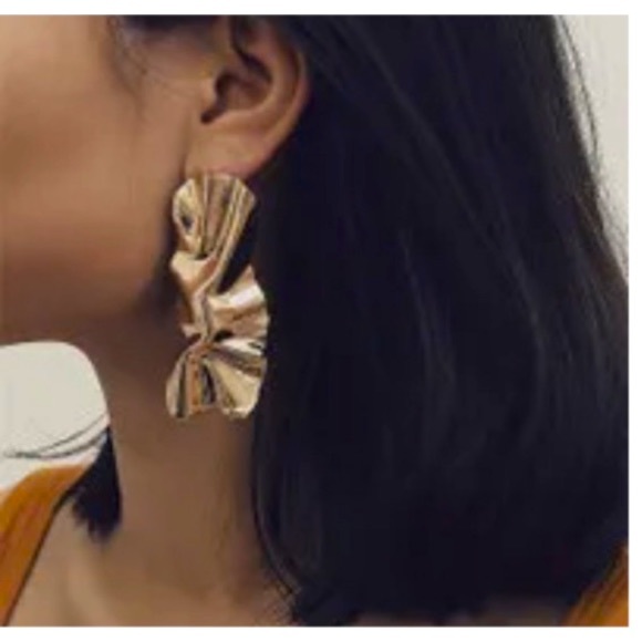 Brand New! Silver Metal Crinkled statement Earrings - Picture 2 of 2